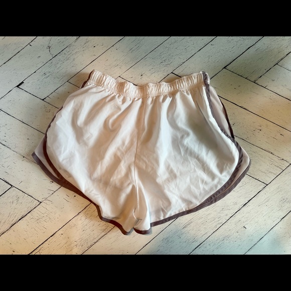 Women’s nike tempo shorts - Picture 2 of 3